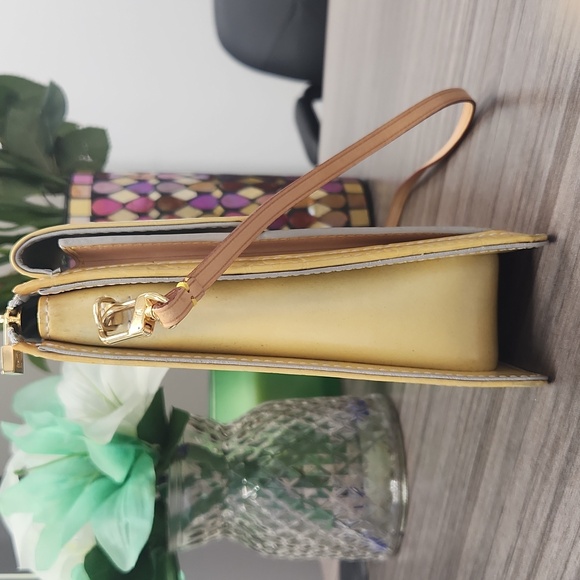 HP! LOUIS VUITTON Monogram Vernis Mott- Yellow with Blue Interior - Picture 4 of 13